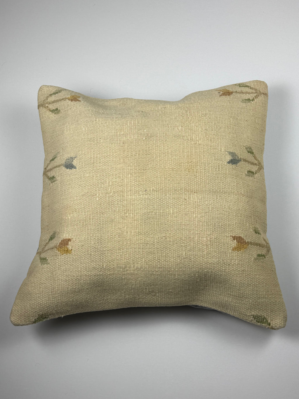 Kelim pudebetræk 60x60 i beige med blomster detaljer i siderne, håndsyet af vintage kelimtæppe

