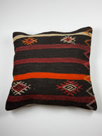 Kelim pudebetræk 60x60 i sort med røde og orange striber, håndsyet af vintage kelimtæppe
