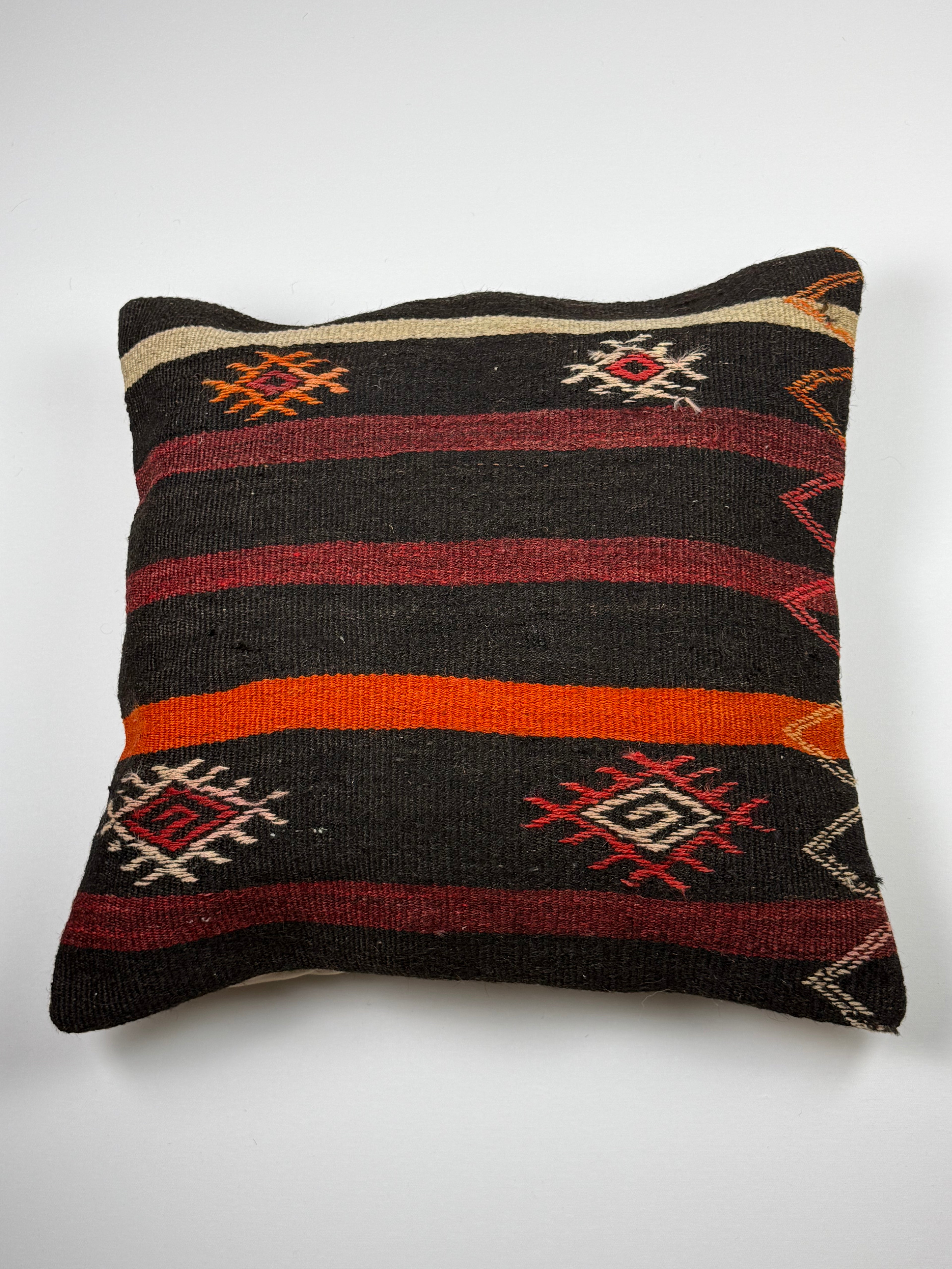 Kelim pudebetræk 60x60 i sort med røde og orange striber, håndsyet af vintage kelimtæppe
