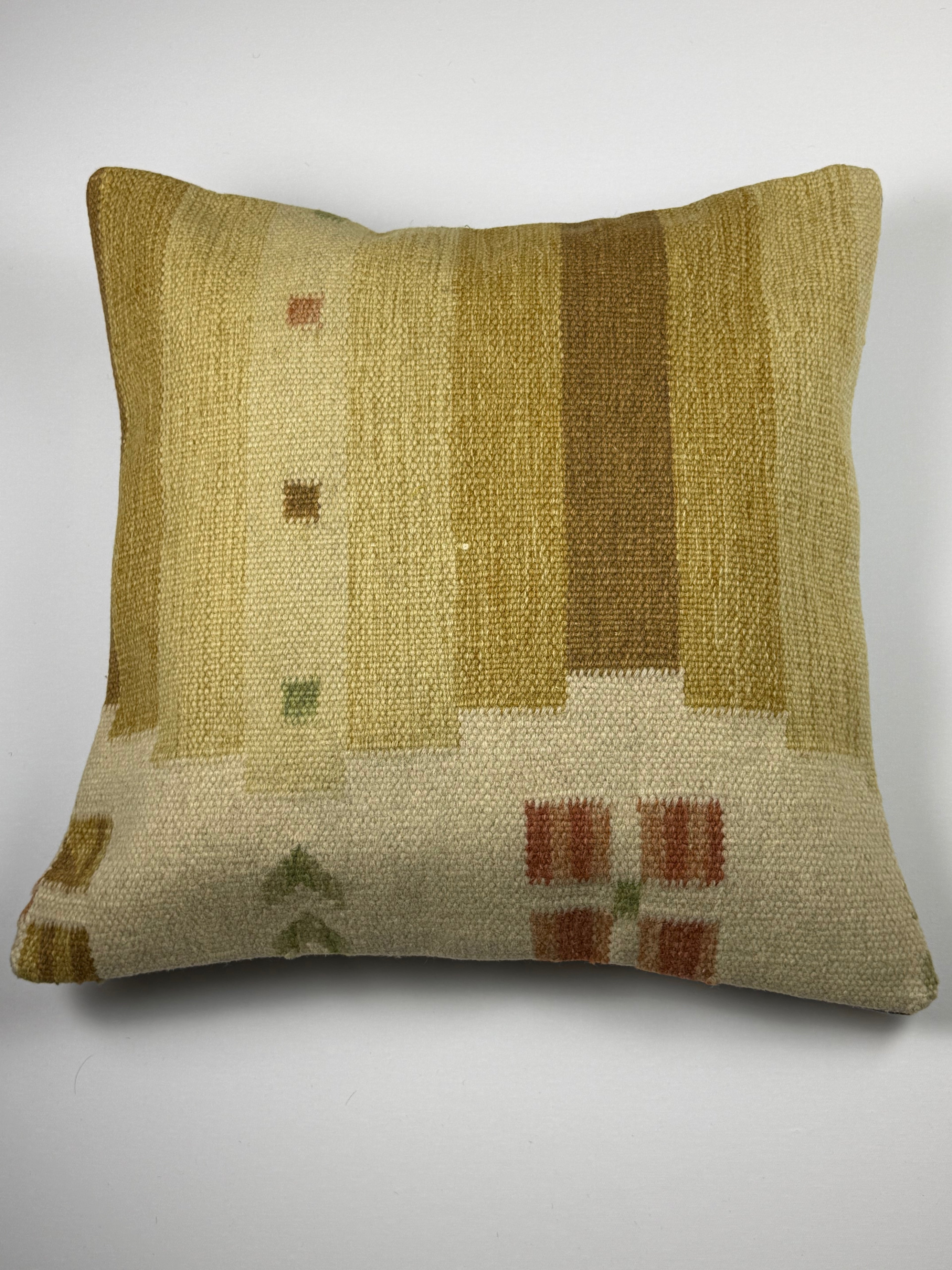 Kelim pudebetræk 60x60 i beige, gul og brunlige nuancer, håndsyet af vintage kelimtæppe

