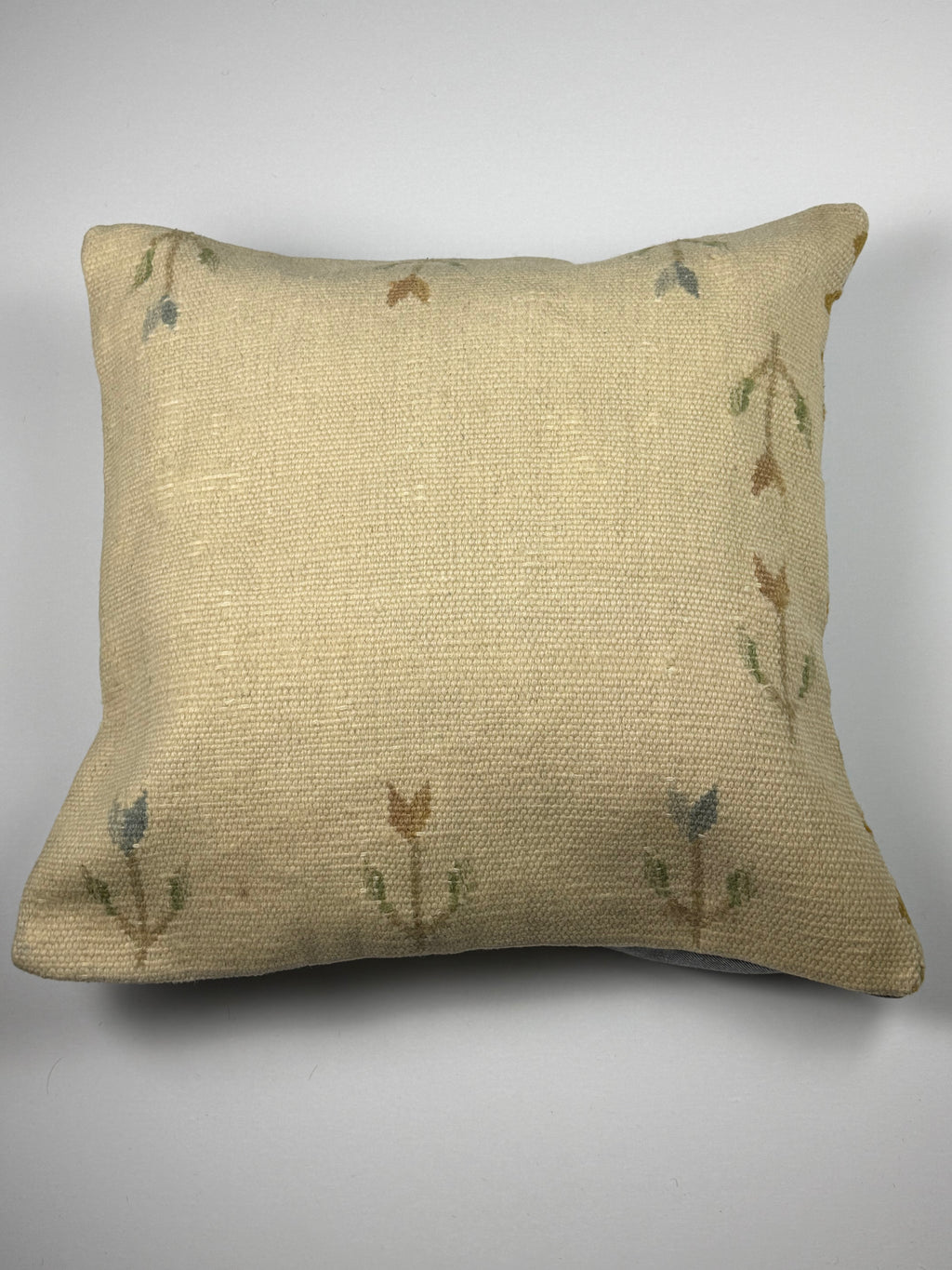 Kelim pudebetræk 60x60 i beige med blomstret mønster, håndsyet af vintage kelimtæppe
