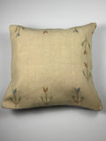 Kelim pudebetræk 60x60 i beige med blomstret mønster, håndsyet af vintage kelimtæppe
