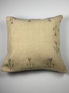 Kelim pudebetræk 60x60 i beige med blomstret mønster, håndsyet af vintage kelimtæppe
