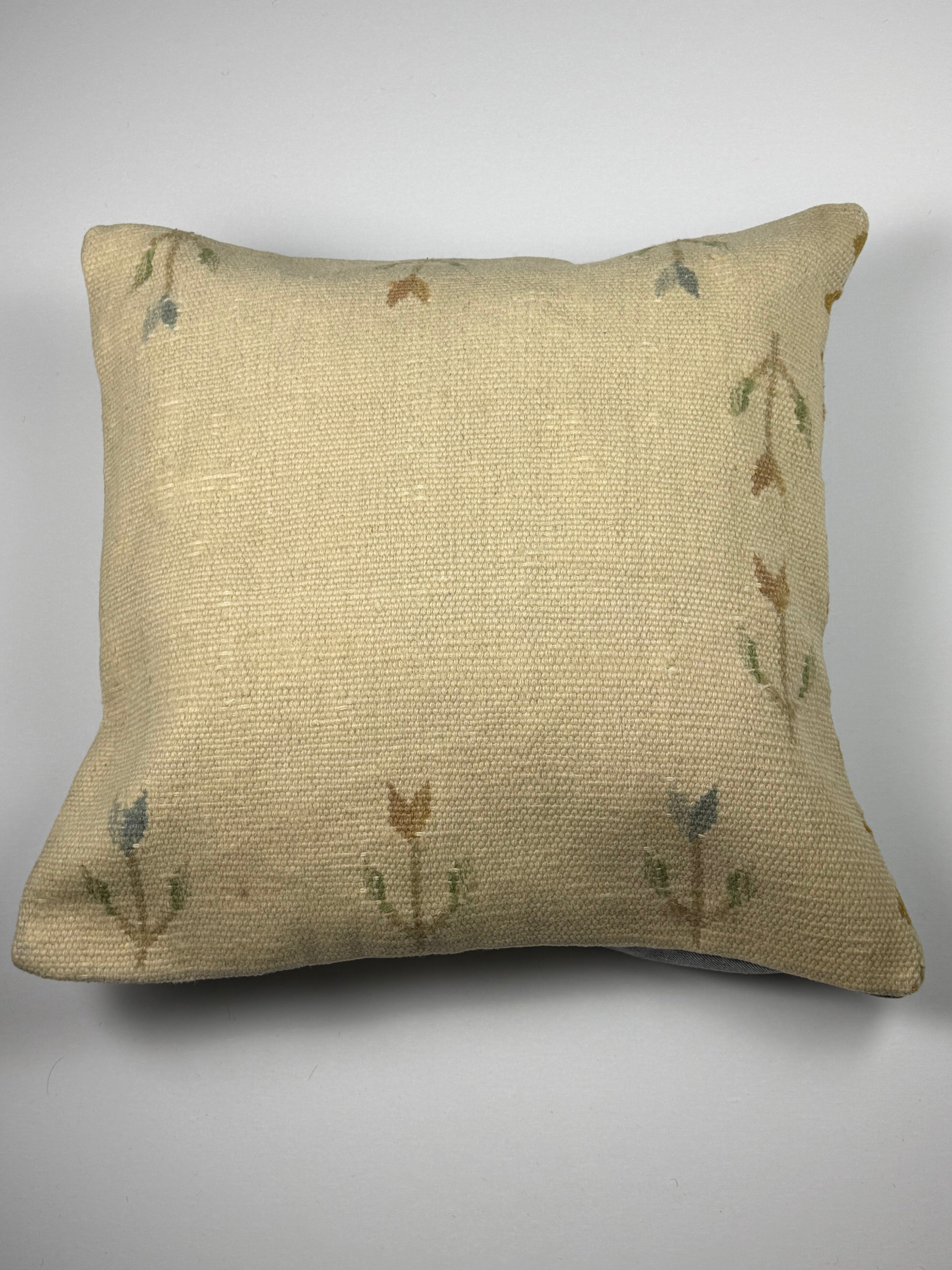 Kelim pudebetræk 60x60 i beige med blomstret mønster, håndsyet af vintage kelimtæppe

