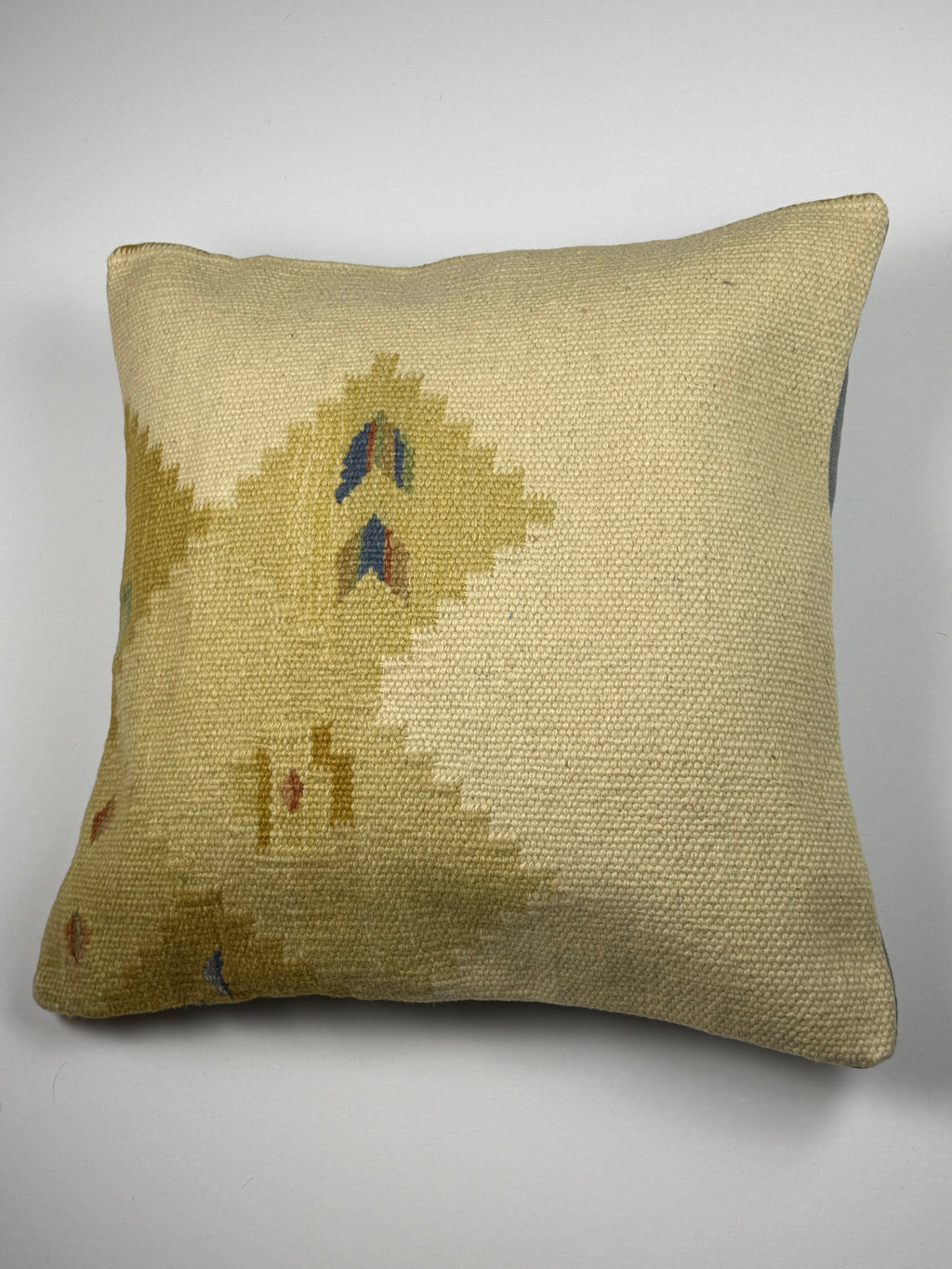 Kelim pudebetræk 60x60 i beige og gul, med mange smukke detaljer, håndsyet af vintage kelimtæppe
