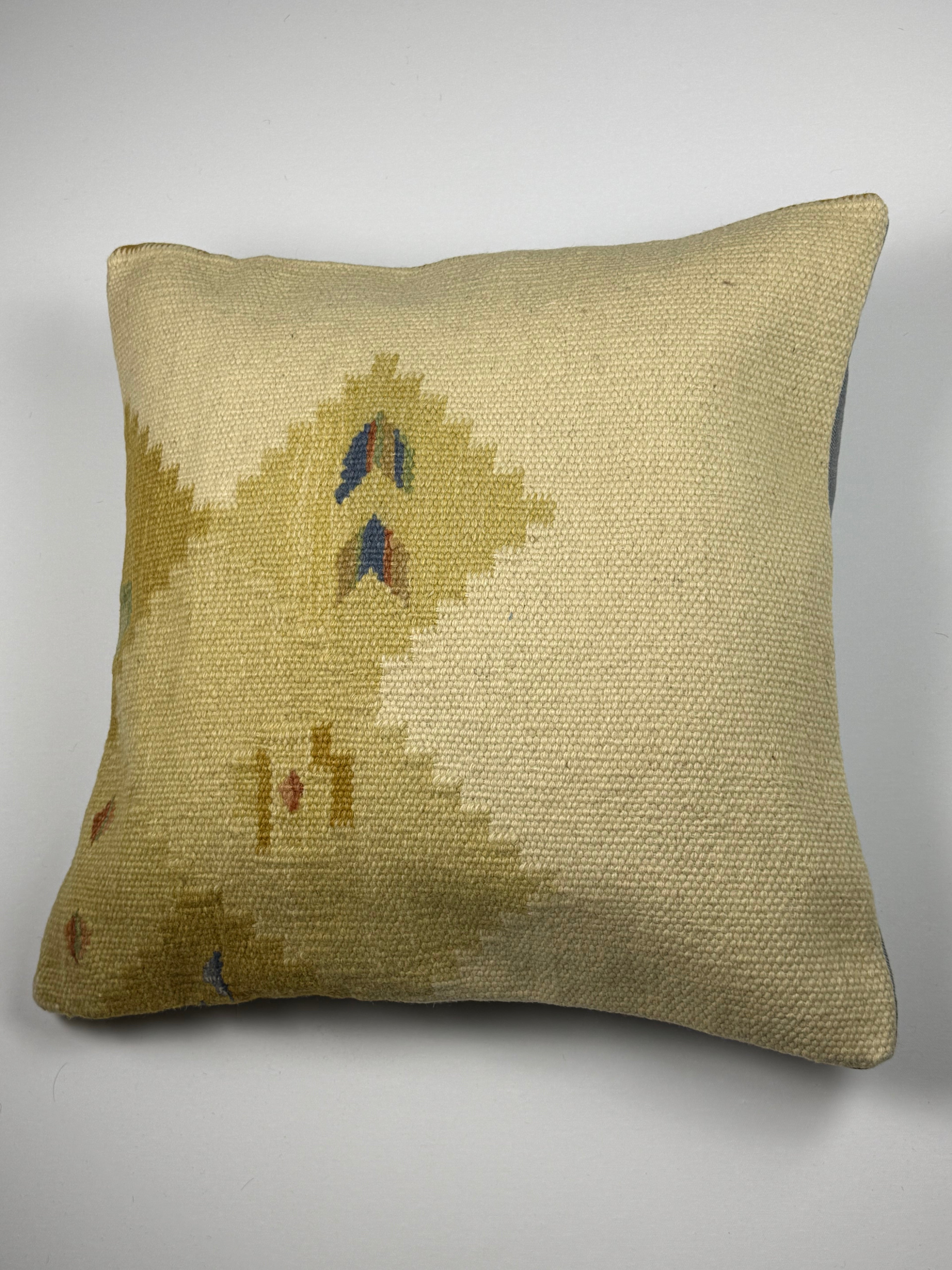 Kelim pudebetræk 60x60 i beige og gul, med mange smukke detaljer, håndsyet af vintage kelimtæppe
