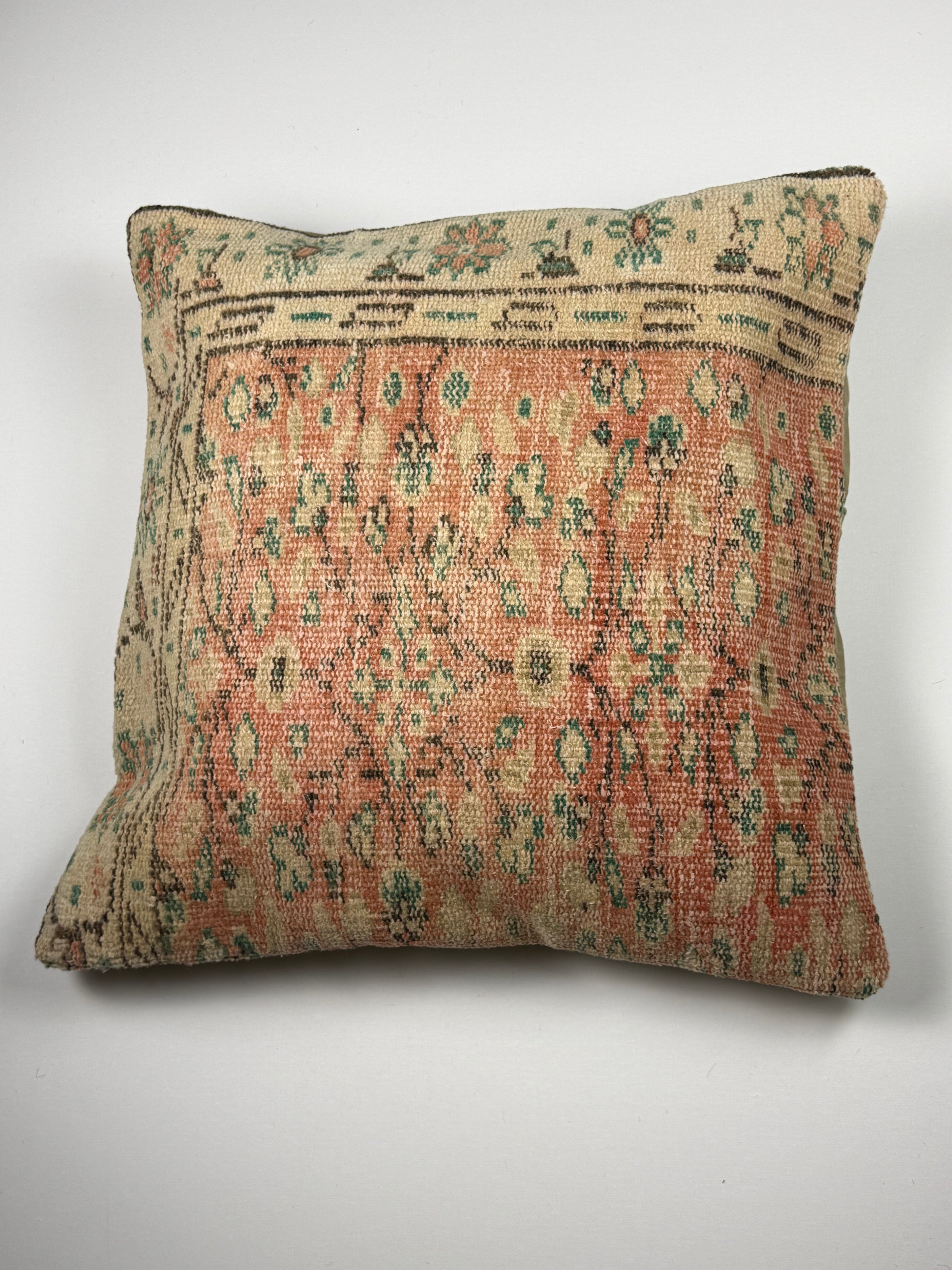 Kelim pudebetræk 60x60 i rød, orange og beige, med pæne detaljer, håndsyet af vintage kelimtæppe
