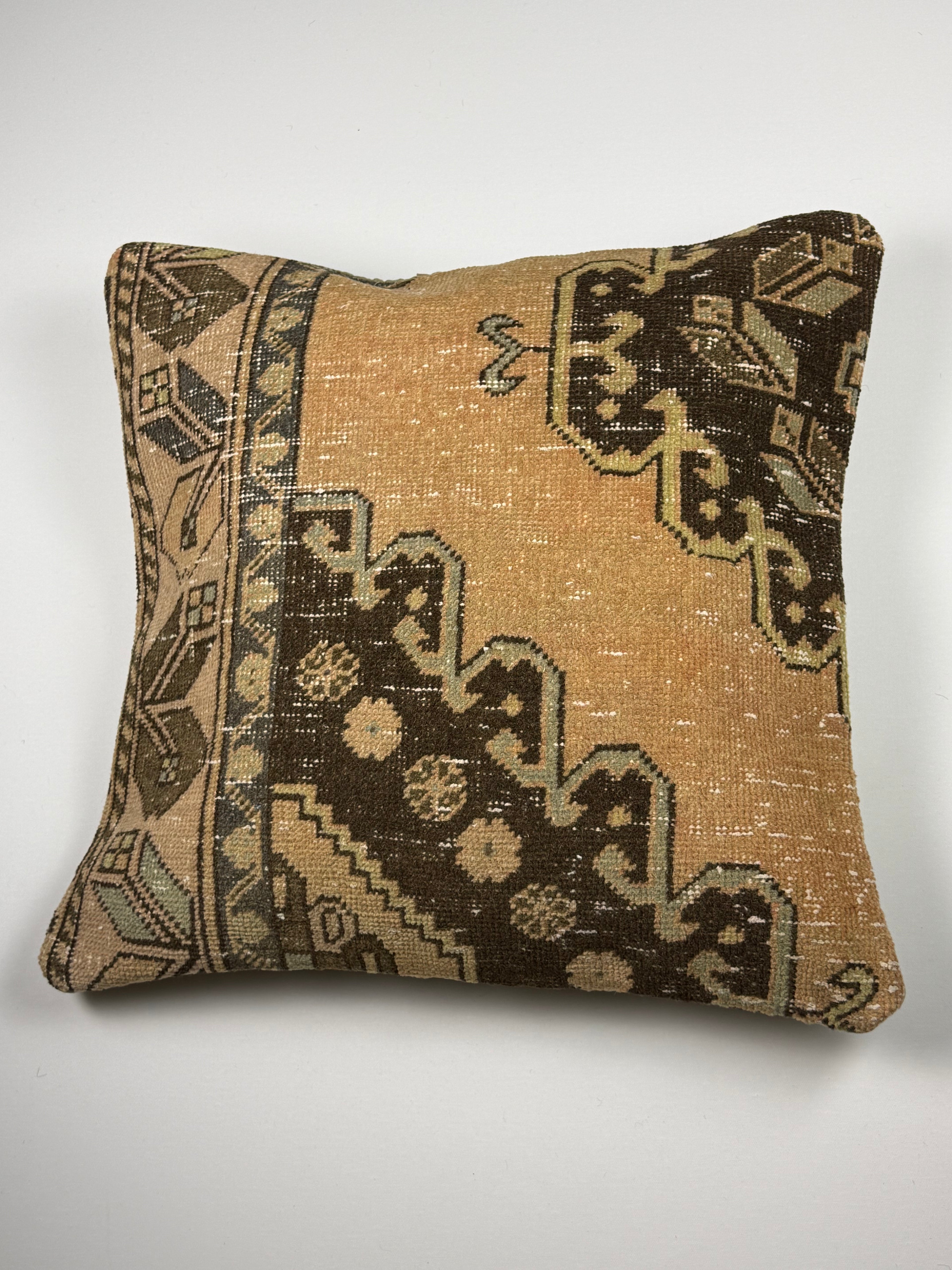 Kelim pudebetræk 60x60 i beige og brun, håndsyet af vintage kelimtæppe
