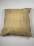 Kelim pudebetræk 60x60 i beige med grønlige striber, håndsyet af vintage kelimtæppe
