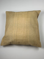 Kelim pudebetræk 60x60 i beige med grønlige striber, håndsyet af vintage kelimtæppe
