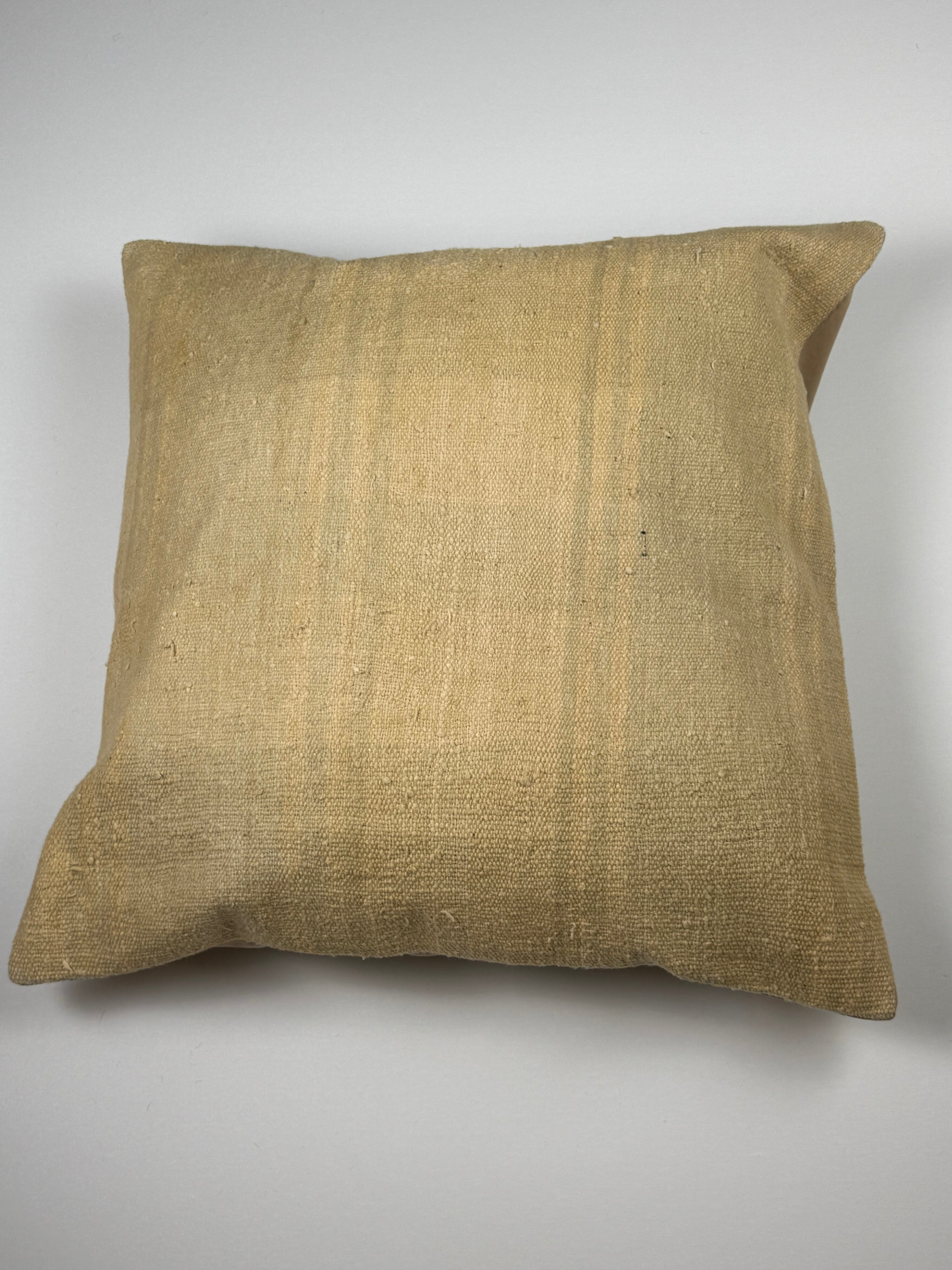 Kelim pudebetræk 60x60 i beige med grønlige striber, håndsyet af vintage kelimtæppe
