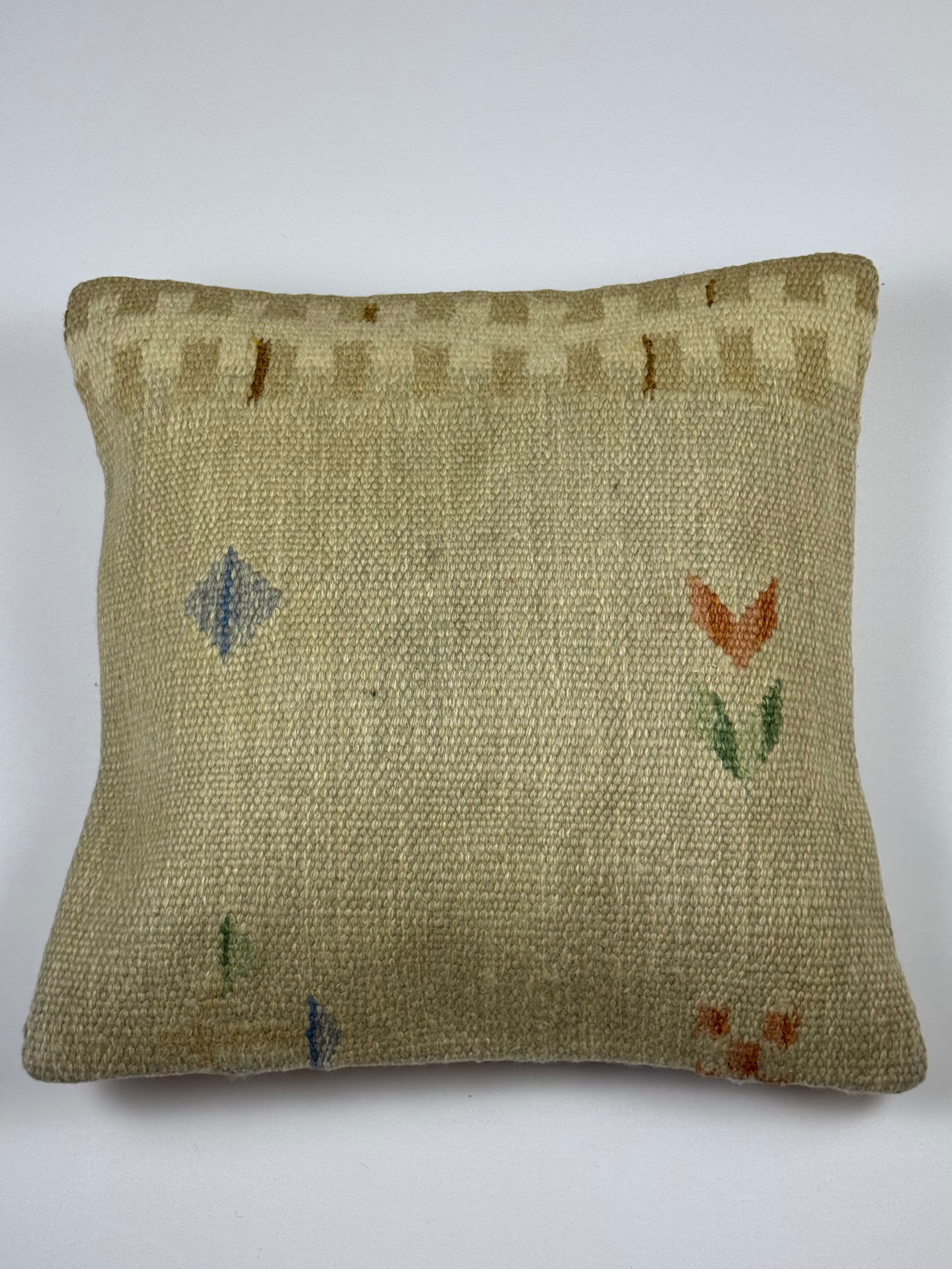 Kelim pudebetræk 50x50 i beige med mønster, håndsyet af vintage kelimtæppe