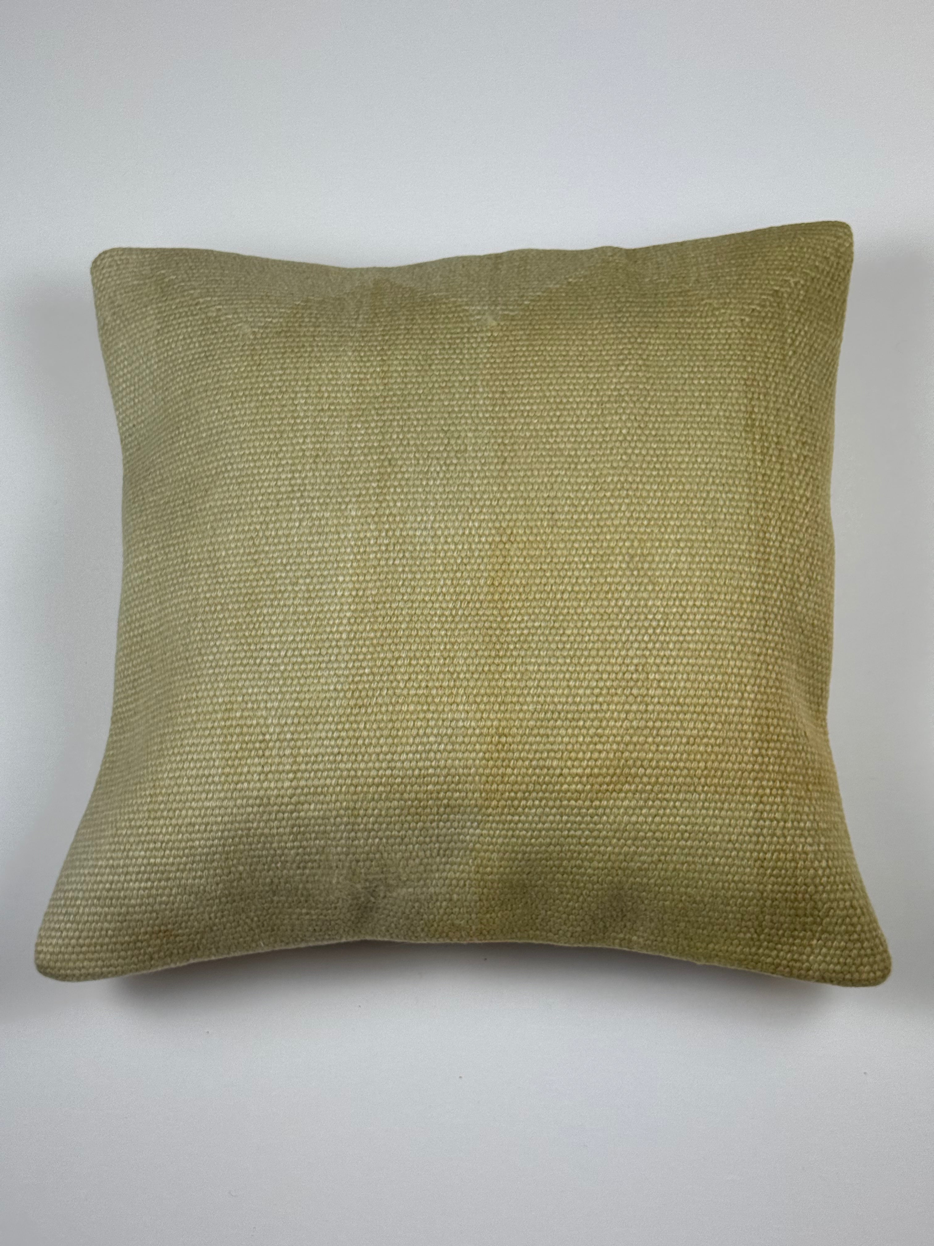 Kelim pudebetræk 50x50 i beige og gul, håndsyet af vintage kelimtæppe